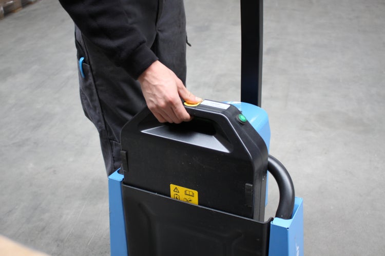 Handbediengerät eines Hubwagens mit Bedienelementen