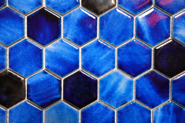 Nahaufnahme von hexagonalen, glasierten Keramikfliesen