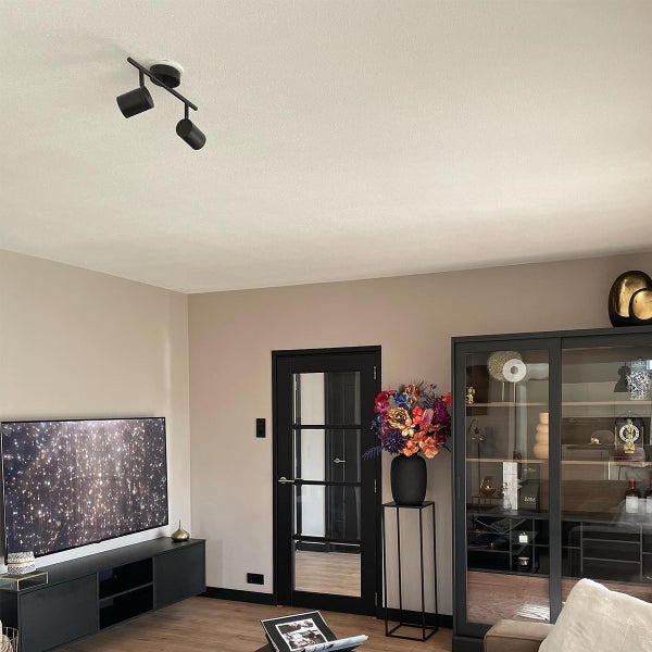 Wohnzimmer mit Deckenleuchte, Fernsehgerät und Schrank