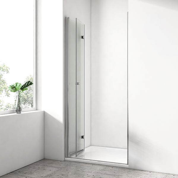 Faltscharnier-Duschkabine für Nischen aus klarem Glas mit verchromten Profilen in einem hellen, modernen Badezimmer.