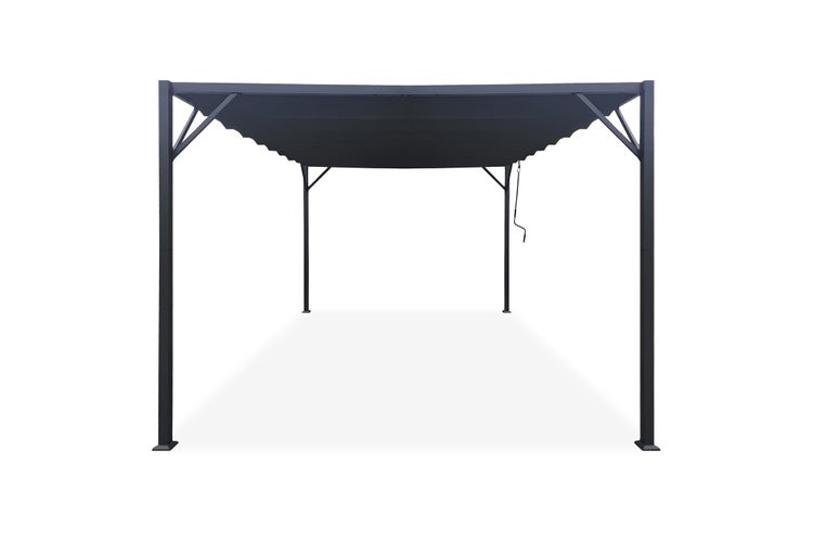 Gartenansicht mit Pergola, Gartentisch und Stühlen auf einer Terrasse