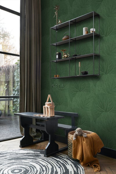 Wohnraum mit schwarzem Tisch, Regal und grüner Blättertapete