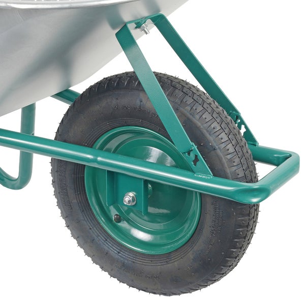 Detailansicht des Rades einer Schubkarre