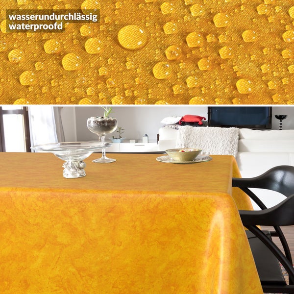 Wasserundurchlässige orangefarbene Tischdecke in einem Wohnzimmer, mit einer Detailansicht von Wassertropfen auf dem Material.