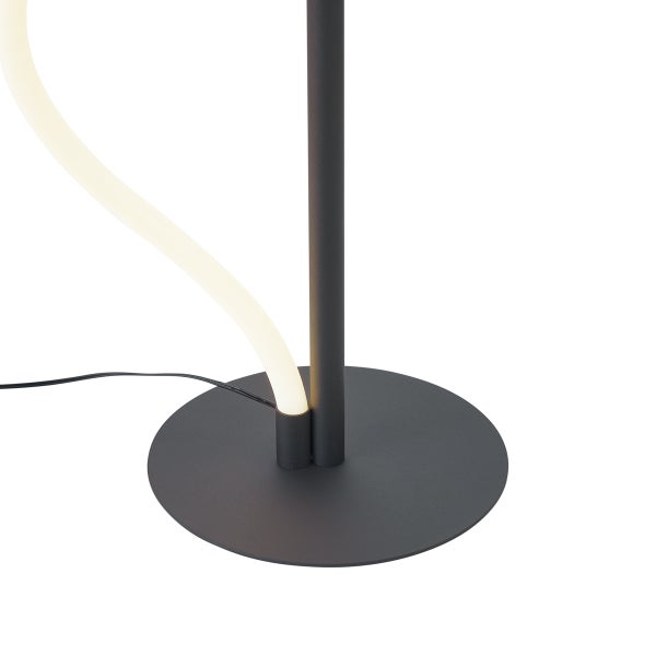 Detailaufnahme einer Stehleuchte mit rundem Fuß und LED-Leuchtelement