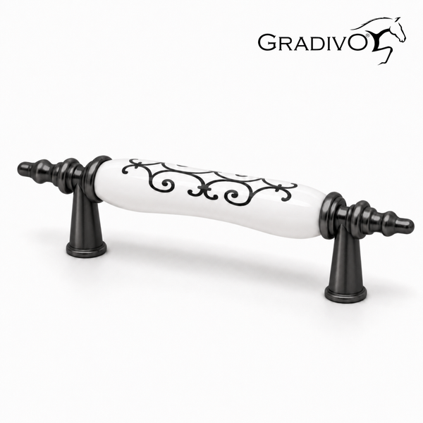 Möbelgriff von Gradivo mit weißem Keramikgriff mit schwarzem Ornamentmuster und dunklen Metallbeschlägen. Gradivo Logo.