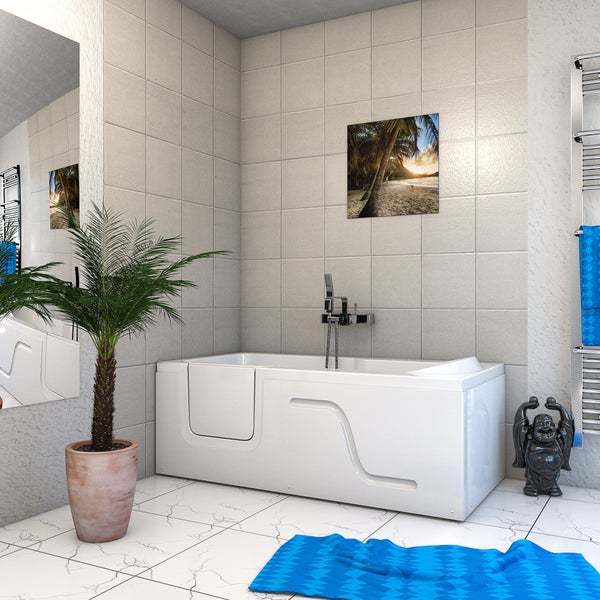 Badezimmer mit Badewanne mit Tür, Fliesen und Dekoration