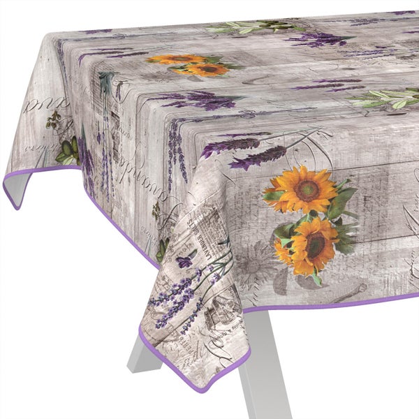 Tischdecke mit Lavendel- und Sonnenblumenmotiv in Holzoptik mit lila Rand.