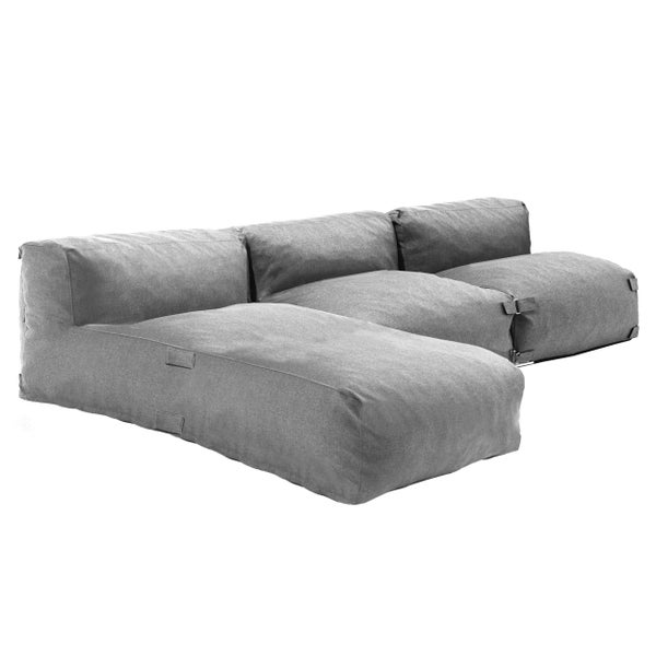 Modulares Ecksofa aus grauem Textilgewebe, weich gepolsterte Lounge-Elemente.
