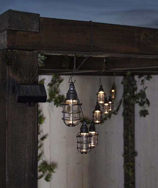 Solar Lichterkette mit Metallkäfig an einem Holzrahmen befestigt