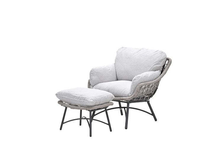 Loungesessel mit Hocker, Gestell aus Metall mit Seilgeflecht und grauen Polsterkissen.