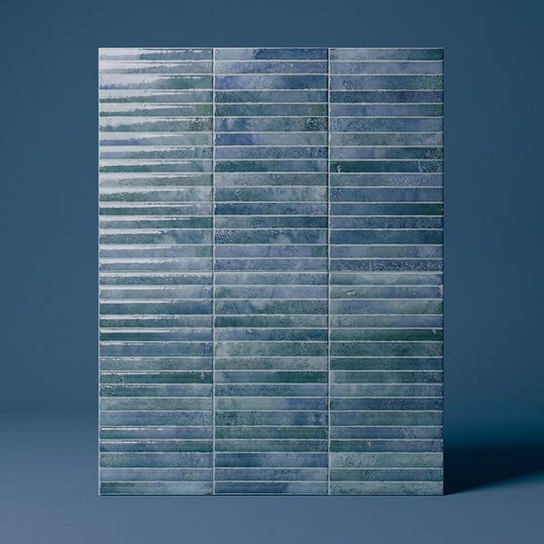 Wandfliesen im Riemchenformat mit glänzender Oberfläche in verschiedenen Blautönen.
