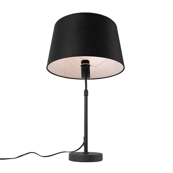 Tischleuchte mit schwarzem Metallfuß und schwarzem Textilschirm.
