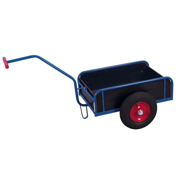 Handwagen mit blauem Metallrahmen, schwarzen Seitenwänden aus Holz und zwei Rädern mit roten Felgen.