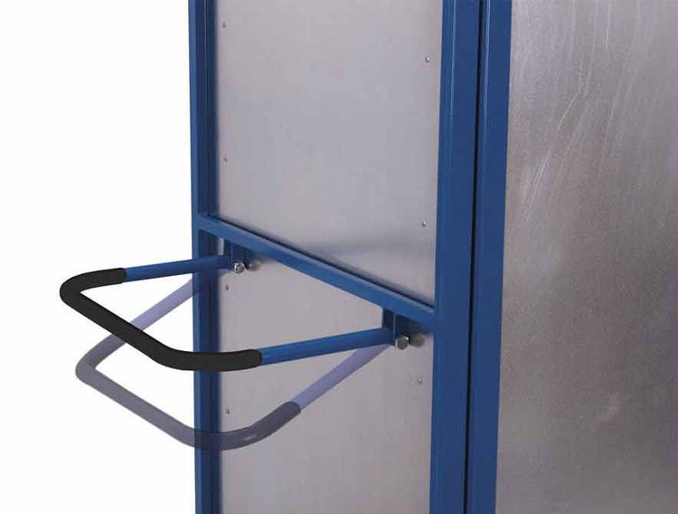 Schwenkbarer Schiebegriff aus Metall mit schwarzer Polsterung an einem blauen Metallrahmen.