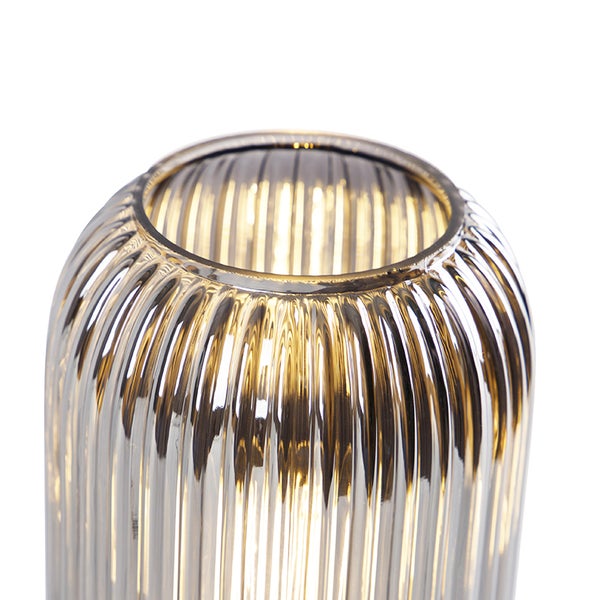 Detailansicht einer Tischleuchte aus geriffeltem Glas