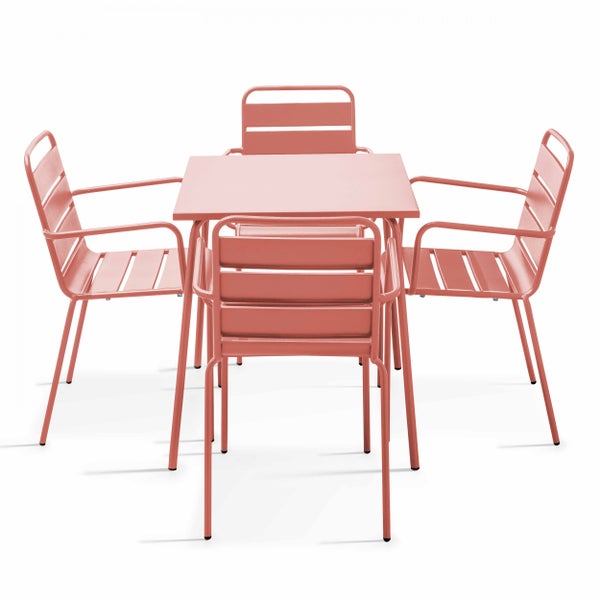 Quadratischer Metalltisch mit vier passenden Gartenstühlen mit Armlehnen in Terracotta, Lamellendesign.