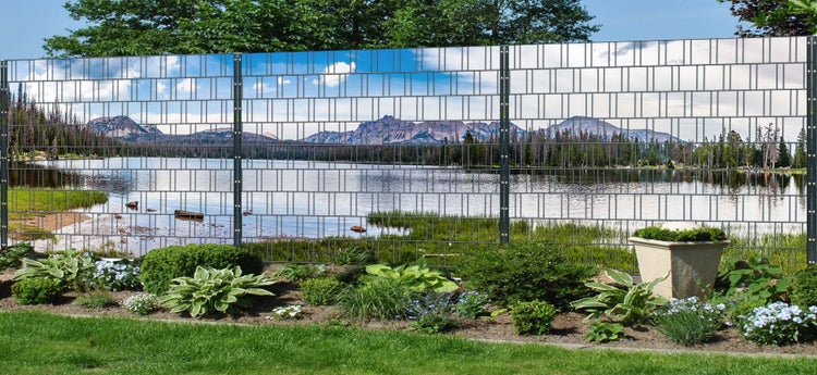 Doppelstabmattenzaun mit Seemotiv und Bepflanzung im Garten