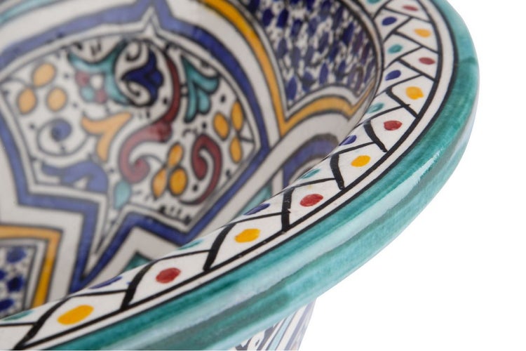 Detailansicht einer Keramikschale mit verzierter Oberfläche