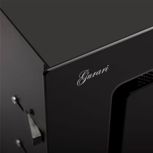 Detailansicht eines modernen Gurari Dunstabzugshaube Korpus mit Logo Schriftzug.