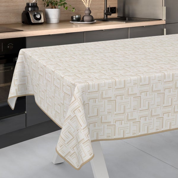 Tischdecke mit geometrischem Muster auf Küchentisch