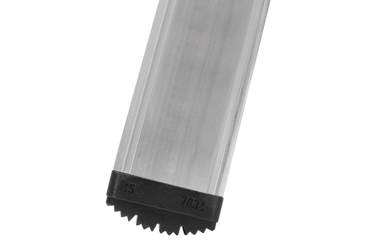 Detailansicht einer Aluminiumleiter mit schwarzem Fuß