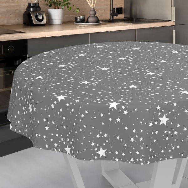 Runde Tischdecke mit Sternenmuster in einer modernen Küche.