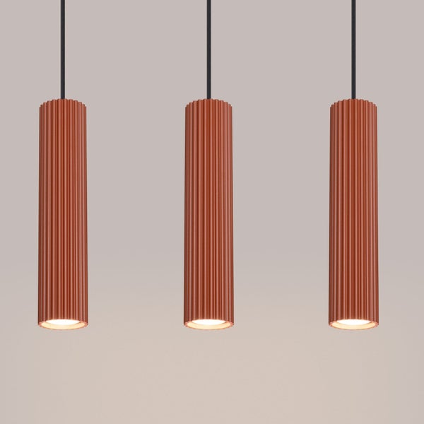 Drei zylindrische Hängeleuchten mit gerippter Oberfläche