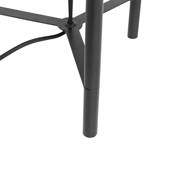 Detailansicht des Metallfußes einer Stehlampe