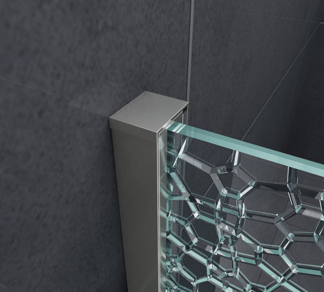 Detailansicht einer Duschkabine mit geometrischem Glasdesign und silberfarbenem Rahmen