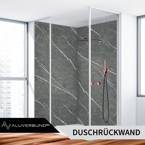 Duschkabine mit grauer Marmoroptik Rückwand und Duscharmatur