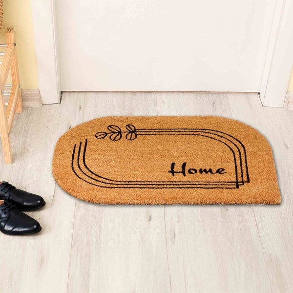 Fußmatte aus Kokosfaser mit Schriftzug Home vor einer Tür