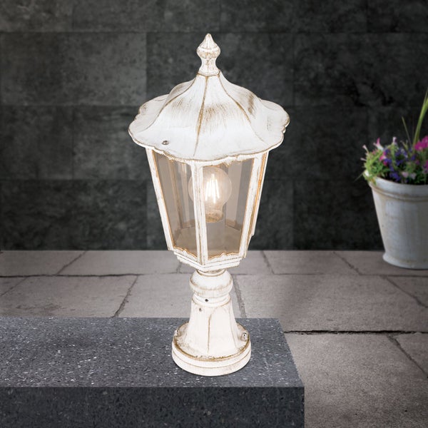 Klassische Außenstandleuchte im Laternenstil aus Metall und Glas mit weiß-goldener Patina.