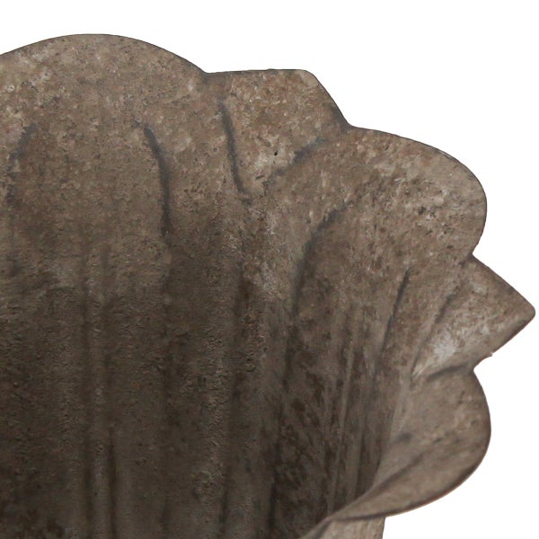 Detailansicht eines Blumentopfes mit gewelltem Rand