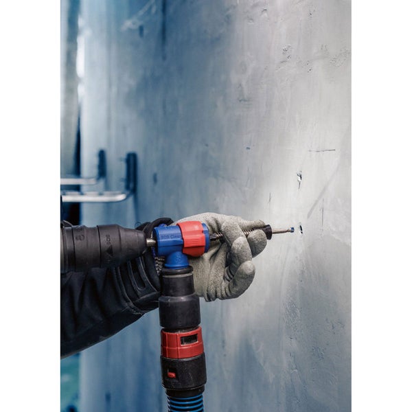 Handwerker bohrt mit Bohrhammer ein Loch in eine Wand.