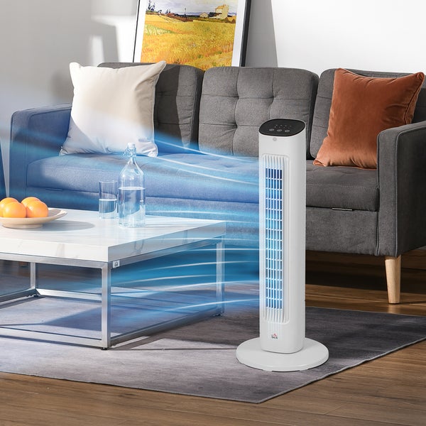 Weißer Turmventilator im modern eingerichteten Wohnzimmer mit Sofa und Couchtisch, visualisierter Luftstrom für angenehme Kühlung.