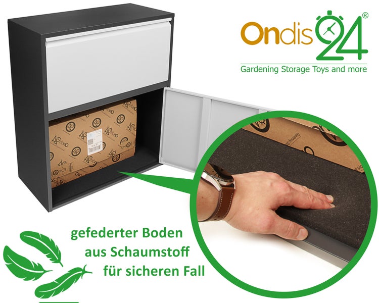 Helles Wohnzimmer mit Ecksofa, Couchtisch, Dekoration und Kunst