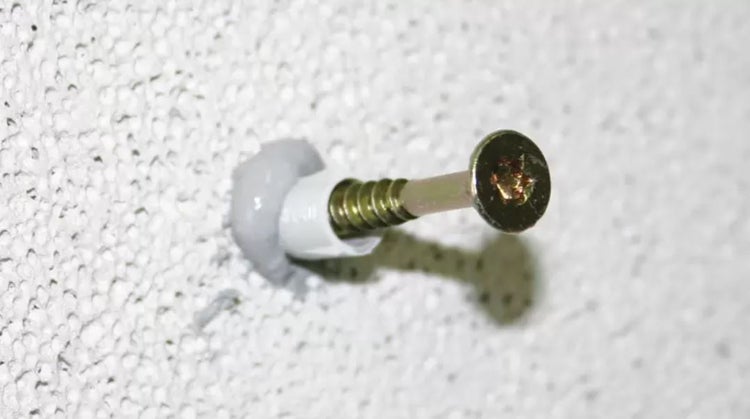 Befestigung eines Schraubdübels in einer Wand