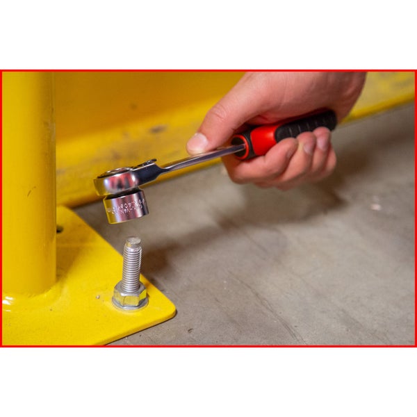 Hand mit Umschaltknarre und Steckschlüsselaufsatz an Schraube