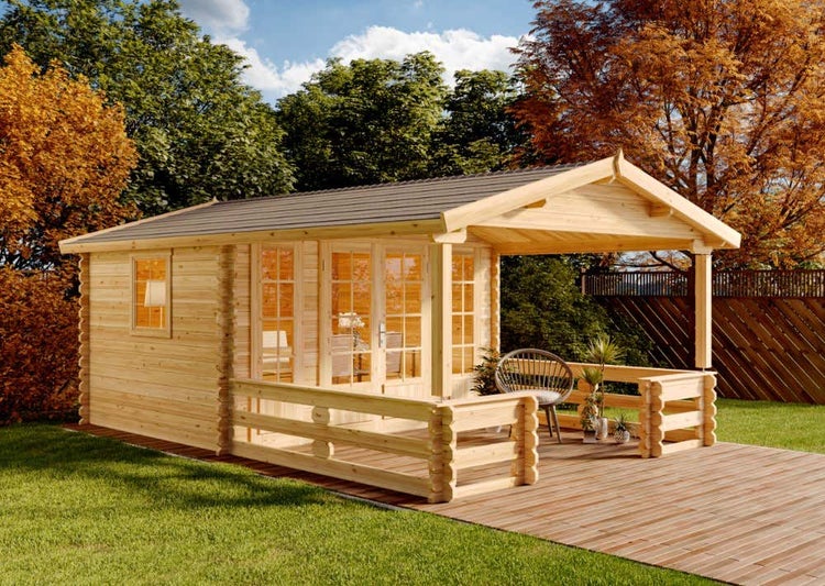 Holzgartenhaus mit Veranda und überdachtem Eingangsbereich im Garten