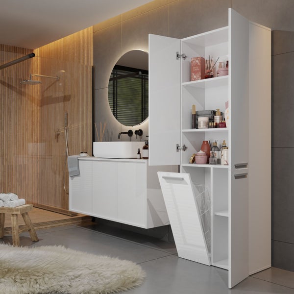 Modernes Badezimmer mit Waschbecken, Spiegel und weißem Badschrank mit Wäschekorb