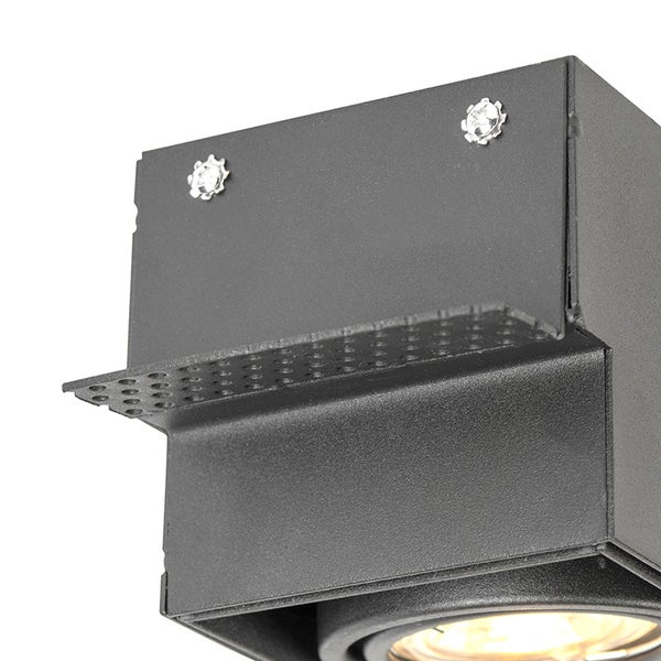 Schwarzer quadratischer Deckenstrahler aus Metall im Industrie-Stil mit sichtbaren Schrauben und perforierter Metalllasche.