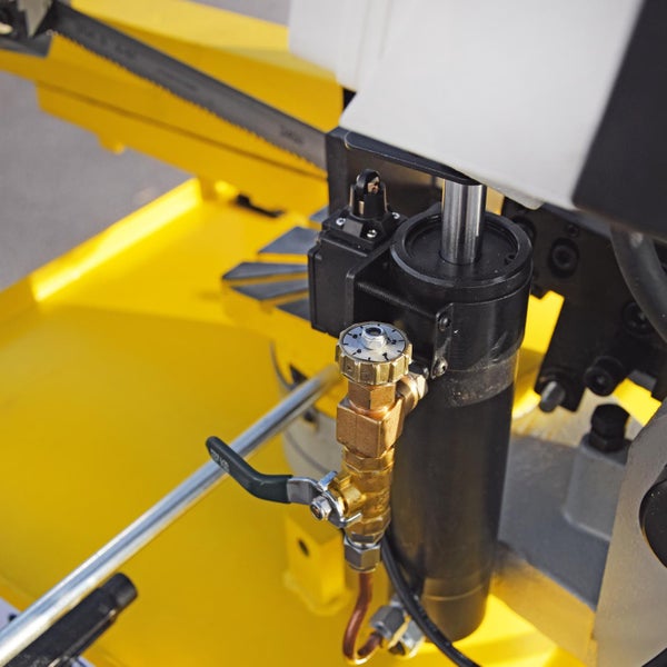 Detailaufnahme einer Metallbandsäge mit Kühlmittelzufuhr und Einstellventil.