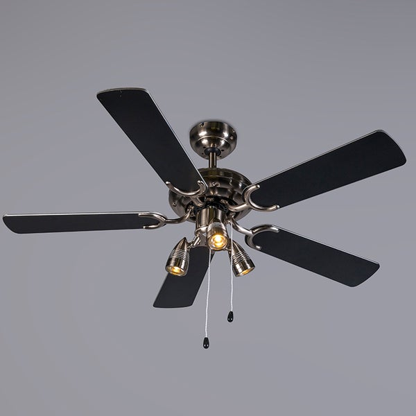 Deckenventilator mit Beleuchtung und fünf Flügeln sowie zwei Zugschaltern für Wohnräume