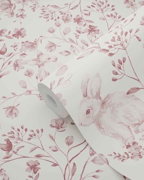 Vliestapete mit Hasenmotiv, Blumen und Zweigen, eine teilweise ausgerollte Rolle.
