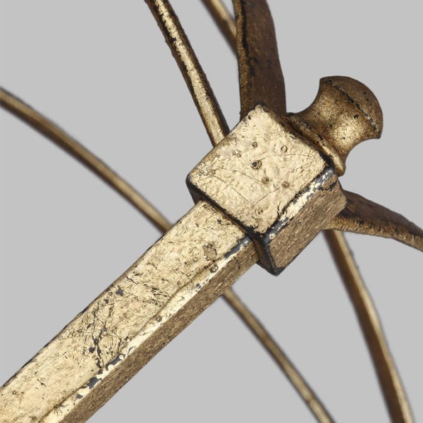 Detailansicht einer goldenen Leuchte mit metallischen Elementen