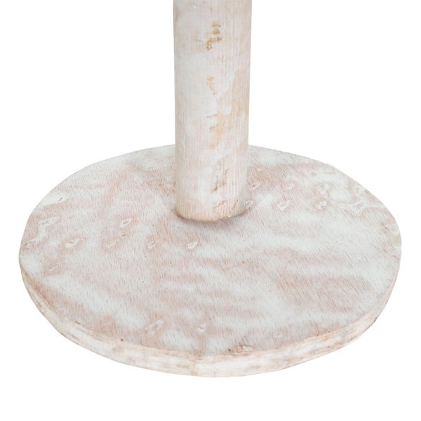 Detailaufnahme eines runden, hellen Holzfußes mit einem zylindrischen Holzpfosten