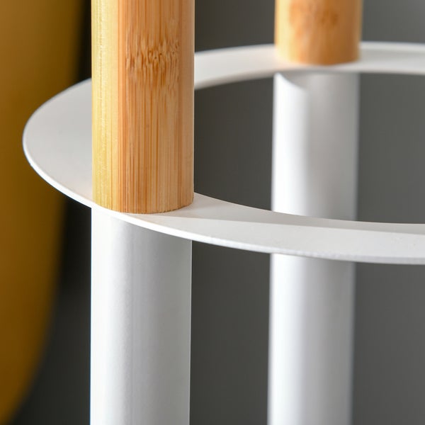 Detailaufnahme eines schlichten, weißen Schirmständers aus Metall mit Bambuselementen