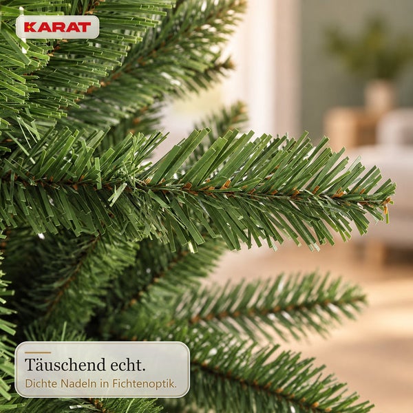 Detailansicht der Zweige eines künstlichen Weihnachtsbaumes von Karat mit naturgetreuen Tannennadeln in Fichtenoptik für die Weihnachtsdekoration.