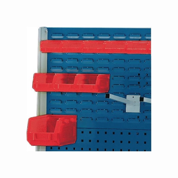 Blaue Werkzeugwand mit roten Sichtlagerkästen aus Kunststoff in verschiedenen Größen zur Organisation in der Werkstatt.